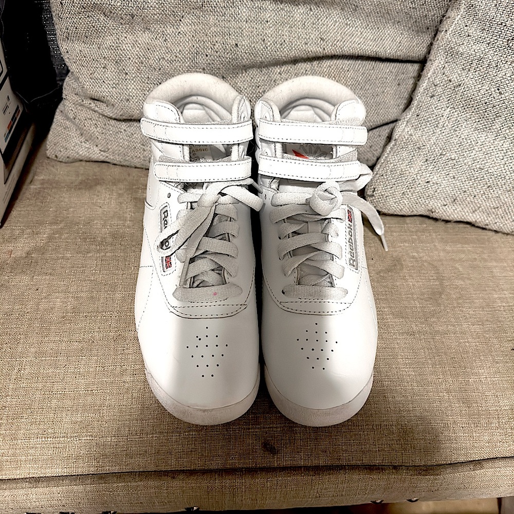 Selling Reebok tennis shoes I bought for myself but we’re not the right size